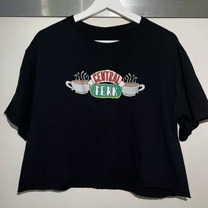 Cropped Friends printed shirt